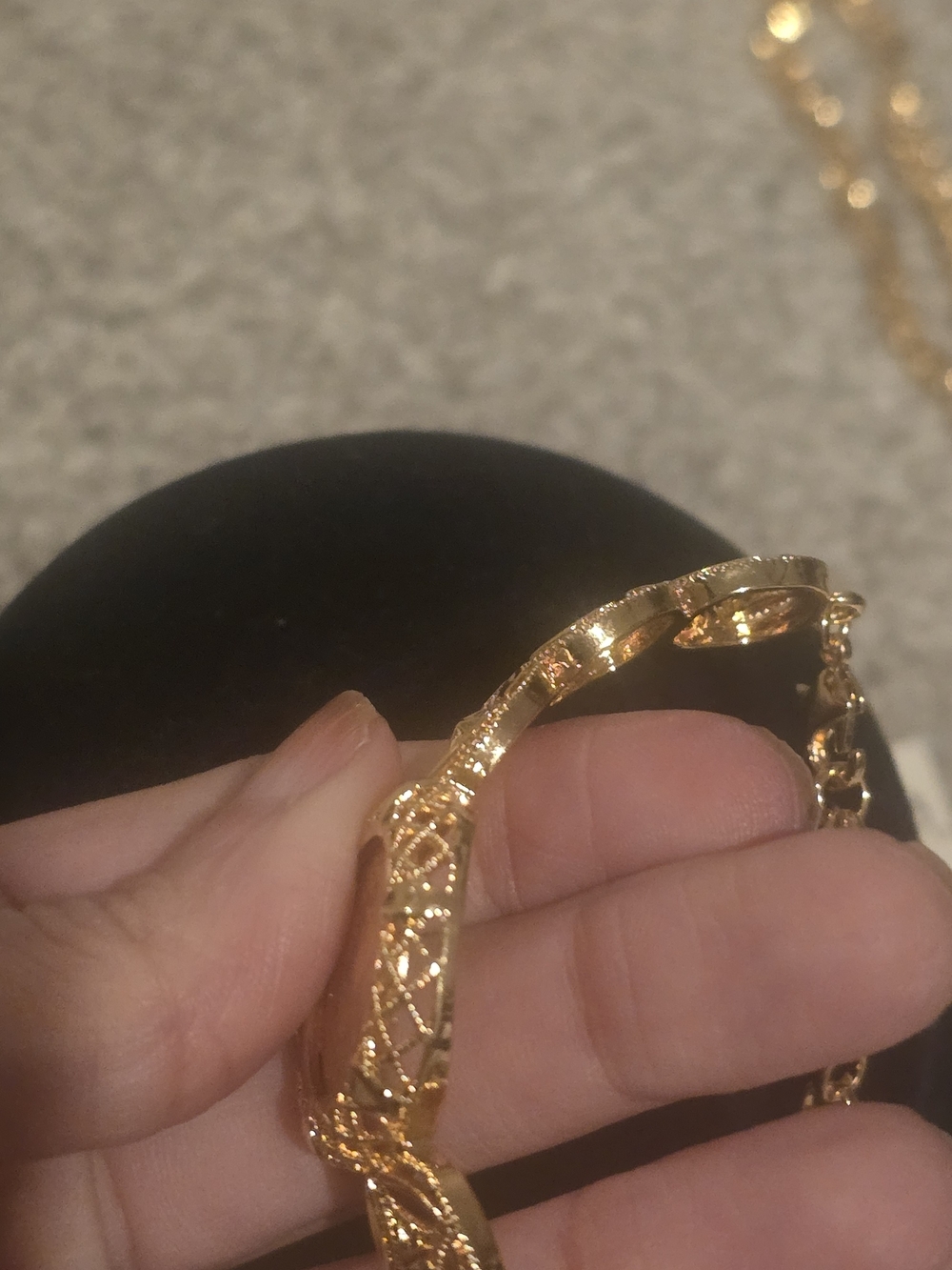 22kgp Dubai Elegant Gold-Tone Women's Bracelet with Filigree Medallion - Picture 12 of 12